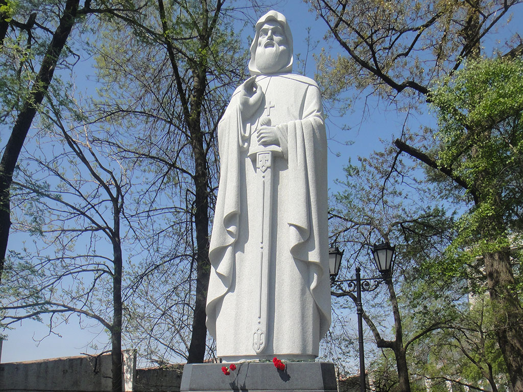 Памятник святому Илье Муромскому Печерскому во Владивостоке