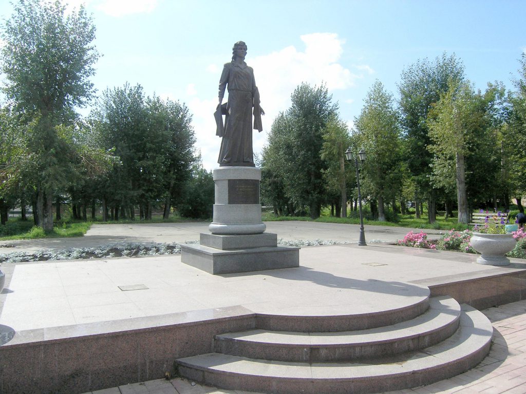 Памятник Ладыниной в Назарово Красноярского края